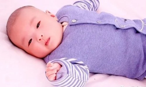 婴儿总是抓耳朵-【婴儿抓耳朵是什么意思】婴儿抓耳朵哭闹头扭来扭去 - 婴儿总抓右耳朵网