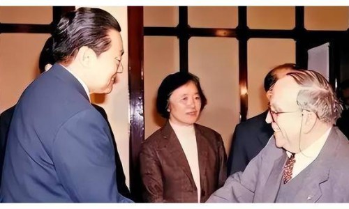婴儿抓自己耳朵正常吗-【婴儿抓耳朵是什么意思】婴儿抓耳朵哭闹头扭来扭去 - 婴儿总抓右耳朵网